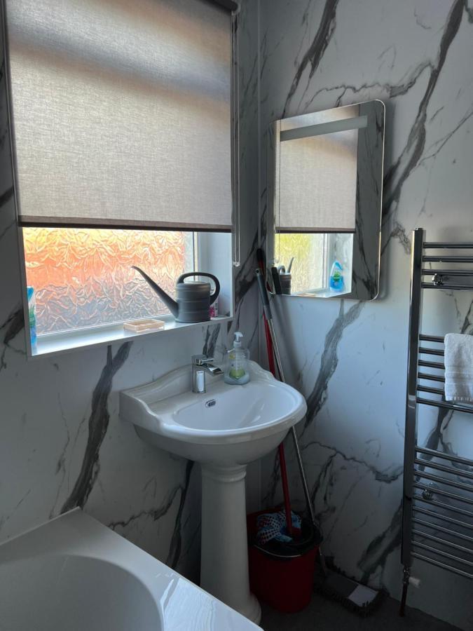 4 Bed Bungalow Near Airport Edimburgo Exterior foto